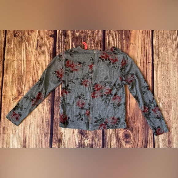 Eight Sixty Women's Long Sleeve Back Zippered Gray Floral Blouse Size: S - Picture 4 of 7